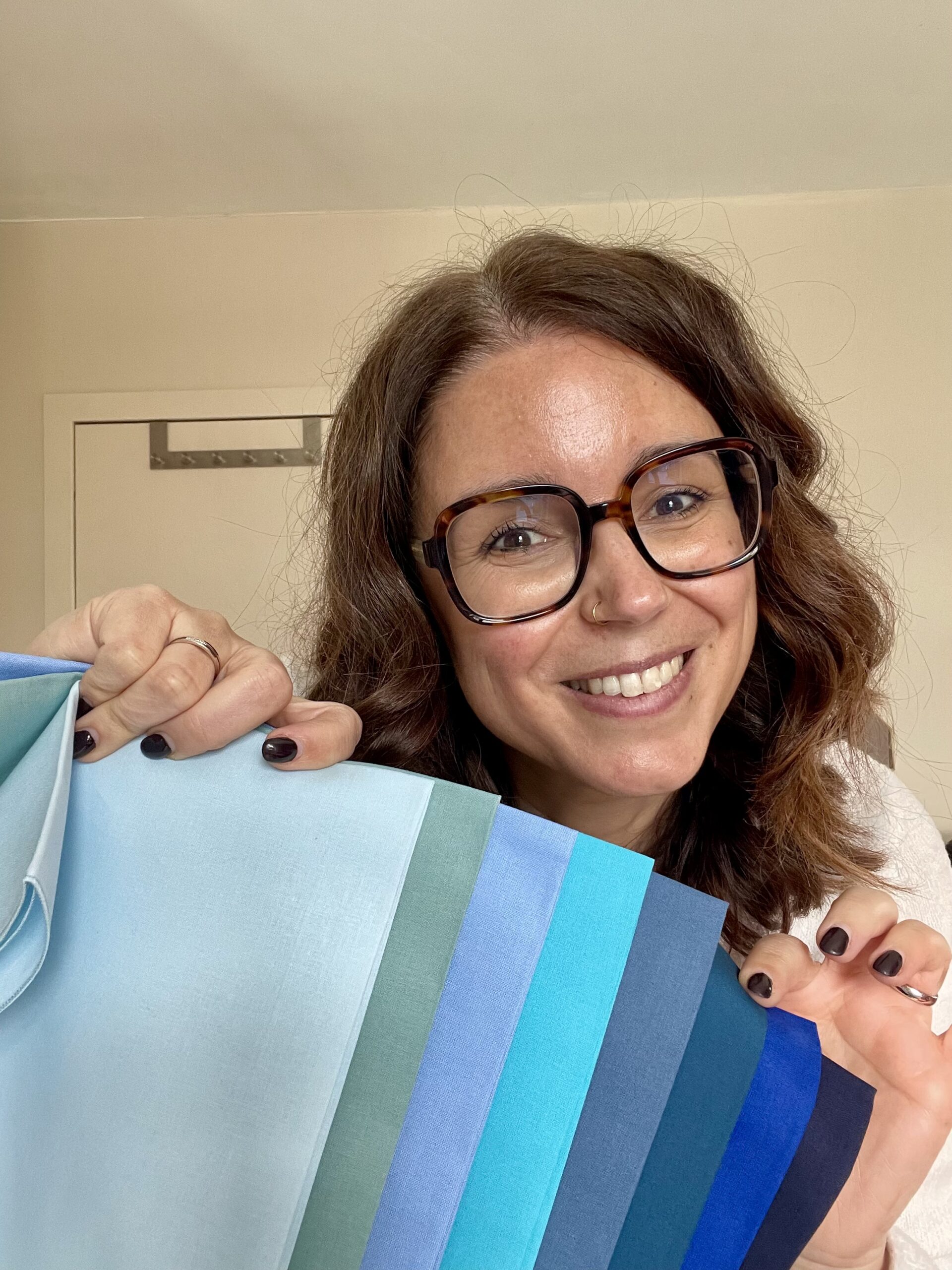 Colorimétrie Spa : comparaison de différentes nuances de bleu lors d'une séance personnalisée